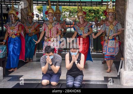 Thailandia. 04 maggio 2020. I ballerini indossano schermi facciali durante la danza del Santuario di Erawan per prevenire nuovi ceppi del virus corona 2019 o del COVID-19. (Foto di Vichan Poti/Pacific Press/Sipa USA) Credit: Sipa USA/Alamy Live News Foto Stock