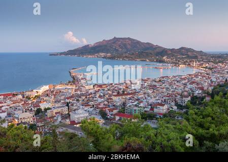 Veduta aerea della città di Zante al tramonto. Bellissimo panorama urbano della città greca. Concetto di base di viaggio. Foto Stock