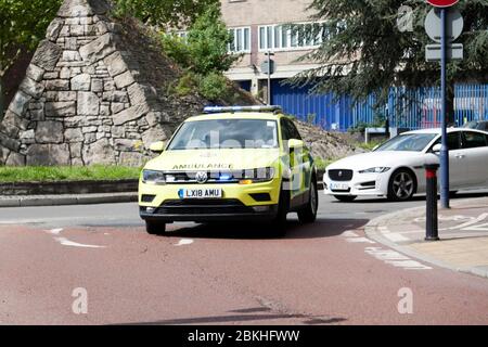 Le ambulanze si affrettano a partecipare a un'emergenza medica, che si dispiega a Lewisham High Street, durante la Pandemia COVID-19 Foto Stock