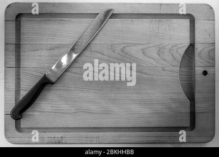 coltello per pane sul tagliere in bianco e nero Foto Stock