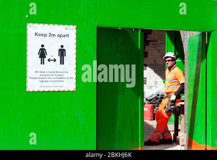 I principali operatori dei cantieri sono ancora attivi durante il COVID-19 Lockdown, in Lewisham High Street, South East London Foto Stock