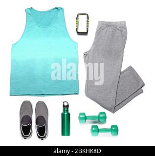 Abbigliamento sportivo e accessori su sfondo bianco Foto Stock