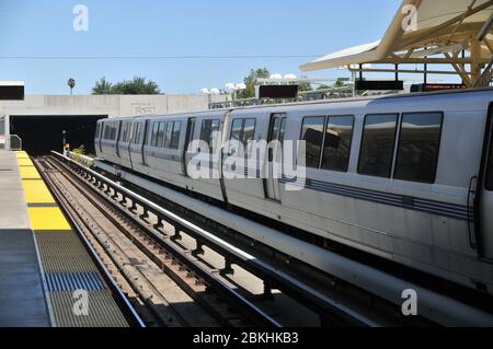 Un treno BART attende alla stazione di interscambio di Millbrae vicino all'OFS. San Francisco, California, Stati Uniti Foto Stock