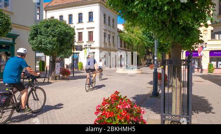 Gyor Ungheria - 02 16 2020: Uomini e una donna in bicicletta nel centro di Gyor. Foto Stock