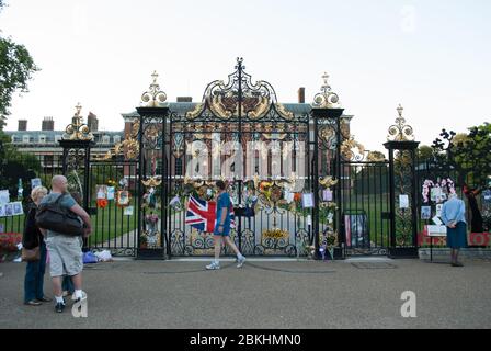 Anniversario della morte Diana Flowers al Gates of Royal Palaces Kensington Palace Kensington Gardens, Kensington, Londra di Sir Christopher Wren Foto Stock