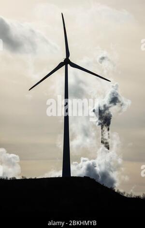 Gelsenkirchen, Ruhr Area, Renania settentrionale-Vestfalia, Germania - paesaggio energetico, turbina eolica e camino per il fumo nella centrale elettrica di Scholven, Uniper coa Foto Stock