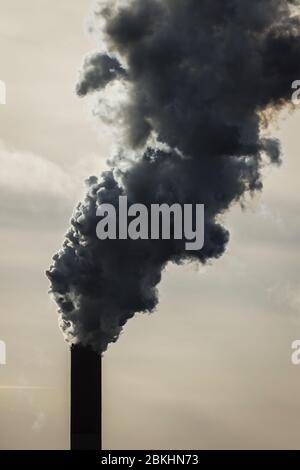 Gelsenkirchen, Ruhr Area, Nord Reno-Germania - camino per il fumo nella centrale elettrica di Scholven, centrale a carbone duro di Uniper. Gelsenkirchen, Ruhrgebi Foto Stock