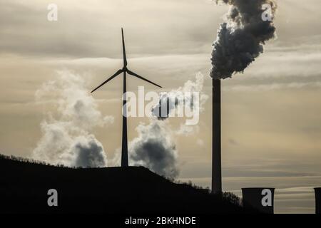 Gelsenkirchen, Ruhr Area, Renania settentrionale-Vestfalia, Germania - paesaggio energetico, turbina eolica e camini fumanti presso la centrale elettrica di Scholven, Uniper co Foto Stock