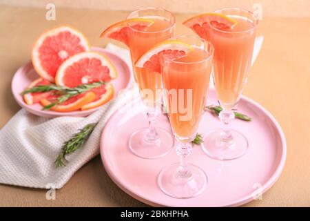 Bicchieri di gustosi cocktail mimosa al tavolo Foto Stock