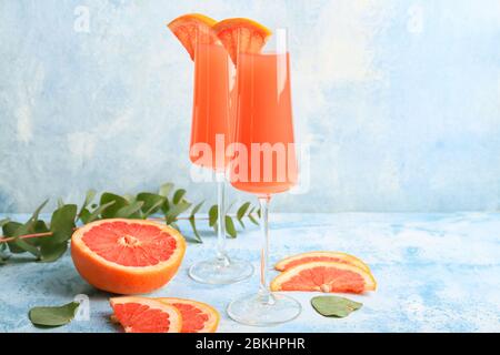 Bicchieri di gustosi cocktail mimosa al tavolo Foto Stock