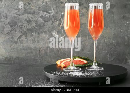 Bicchieri di gustosi cocktail mimosa al tavolo Foto Stock