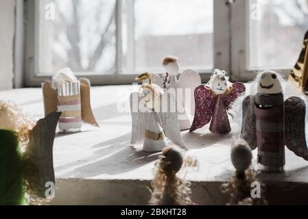 Angeli fatti a mano in una chiesa in Svezia Foto Stock
