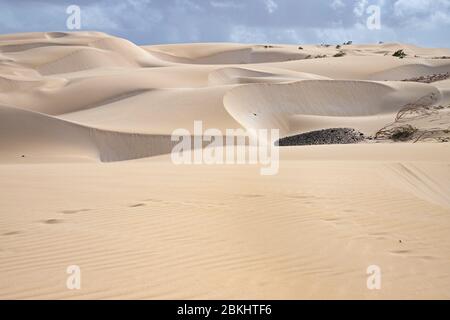 Dune formate da sabbie desertiche del Sahara e rocce vulcaniche nel deserto del deserto di Viana sull'isola di Boa Vista, Capo Verde / Cabo Verde Foto Stock