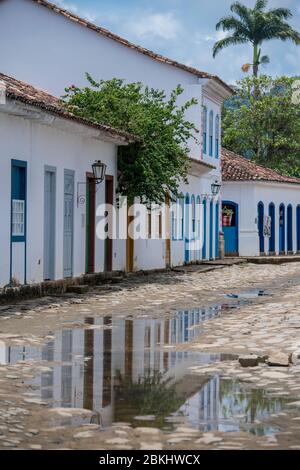 Via vuota nella città coloniale di Paraty in Brasile Foto Stock