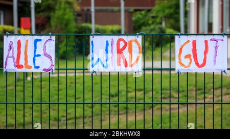 Sythen, NRW, 04 maggio 2020. I segnali disegnati dagli alunni leggono 'Alles wird gut' (tutto andrà bene) fuori dalle porte di una scuola elementare locale. Le scuole dell'NRW, lo stato più popoloso della Germania con 17,8 milioni di persone e 1,9 milioni di alunni, stanno gradualmente riaprendo con un programma a rotazione in cui coloro che devono affrontare gli esami finali nelle scuole secondarie ritornano per primi questa settimana, gli alunni più anziani in generale seguono e i bambini di 4° grado ritornano il 7 maggio. Tutti i bambini delle scuole, a parte quelli che vivono in un gruppo ad alto rischio, devono tornare ad almeno un insegnamento part-time entro l'estate. Credit: Imageplotter/Alamy Live News Foto Stock