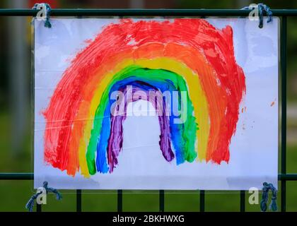 Sythen, NRW, 04 maggio 2020. I segni disegnati dagli alunni mostrano un coloratissimo arcobaleno di speranza al di fuori di una scuola elementare. Le scuole dell'NRW, lo stato più popoloso della Germania con 17,8 milioni di persone e 1,9 milioni di alunni, stanno gradualmente riaprendo con un programma a rotazione in cui coloro che devono affrontare gli esami finali nelle scuole secondarie ritornano per primi questa settimana, gli alunni più anziani in generale seguono e i bambini di 4° grado ritornano il 7 maggio. Tutti i bambini delle scuole, a parte quelli che vivono in un gruppo ad alto rischio, devono tornare ad almeno un insegnamento part-time entro l'estate. Credit: Imageplotter/Alamy Live News Foto Stock