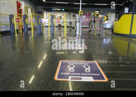 Napoli, Italia. 04 maggio 2020. Il servizio di trasporto metropolitano di Napoli, linea 1 che dalla periferia con la stazione Piscinola, attraversa la città fino alla stazione Garibaldi, riprende a correre dopo la fase di blocco. (Foto di Salvatore Esposito/Pacific Press) Credit: Pacific Press Agency/Alamy Live News Foto Stock