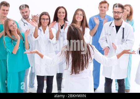 capo medico di fronte ai suoi colleghi applaudenti Foto Stock