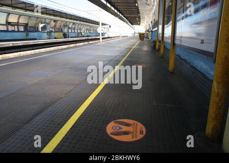 Napoli, Italia. 04 maggio 2020. Il servizio di trasporto metropolitano di Napoli, linea 1 che dalla periferia con la stazione Piscinola, attraversa la città fino alla stazione Garibaldi, riprende a correre dopo la fase di blocco. (Foto di Salvatore Esposito/Pacific Press) Credit: Pacific Press Agency/Alamy Live News Foto Stock