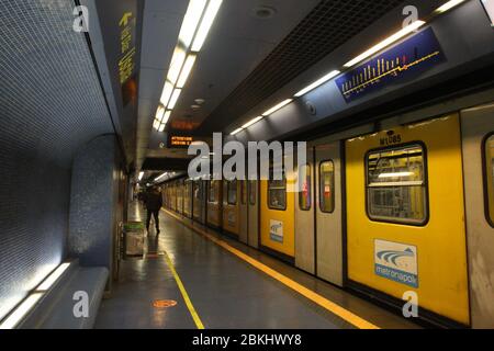 Napoli, Italia. 04 maggio 2020. Il servizio di trasporto metropolitano di Napoli, linea 1 che dalla periferia con la stazione Piscinola, attraversa la città fino alla stazione Garibaldi, riprende a correre dopo la fase di blocco. (Foto di Salvatore Esposito/Pacific Press) Credit: Pacific Press Agency/Alamy Live News Foto Stock