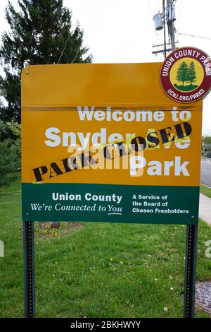 Cartello di avvertimento "Park closed" posto sopra il cartello di Snyder Ave Park durante il cosid-19 coronavirus pandemic focolaio.Berkeley Heights.New Jersey.USA Foto Stock