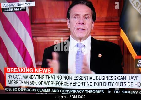 Il governatore di New York Andrew Cuomo tiene un briefing su Coronavirus su CNN.New York City.USA Foto Stock