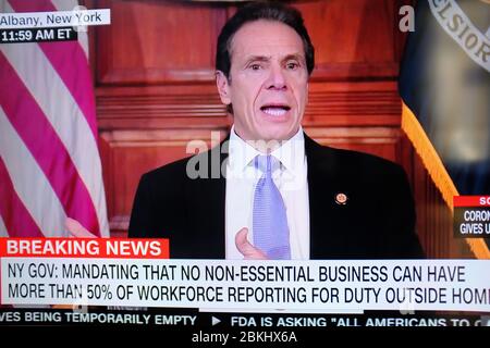 Il governatore di New York Andrew Cuomo tiene un briefing su Coronavirus su CNN.New York City.USA Foto Stock