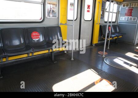 Napoli, Italia. 04 maggio 2020. Il servizio di trasporto metropolitano di Napoli, linea 1 che dalla periferia con la stazione Piscinola, attraversa la città fino alla stazione Garibaldi, riprende a correre dopo la fase di blocco. (Foto di Salvatore Esposito/Pacific Press) Credit: Pacific Press Agency/Alamy Live News Foto Stock