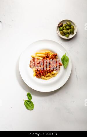 Gustosa pasta italiana classica appetitosa con salsa bolognese Foto Stock