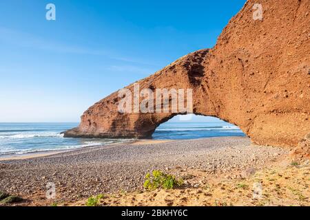 Marocco, regione di Guelmim-Oued Noun, spiaggia di Sidi Ifni, arco naturale Foto Stock