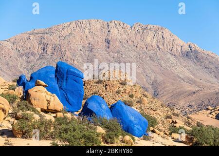 Marocco, regione di Souss-massa, dintorni di Tafroute, villaggio di Aguerd Oudad, dipinti rocce dall'artista belga di plastica Jean Verame Foto Stock