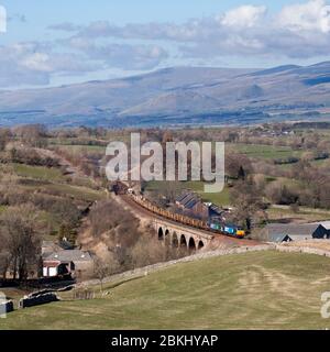 2 Direct rail servizi classe 57 locomotiva 57003 + 57007 attraversando il viadotto di Crosby Garrett sulla scenografica sistemazione per la linea ferroviaria Carlisle con un trasporto. Foto Stock