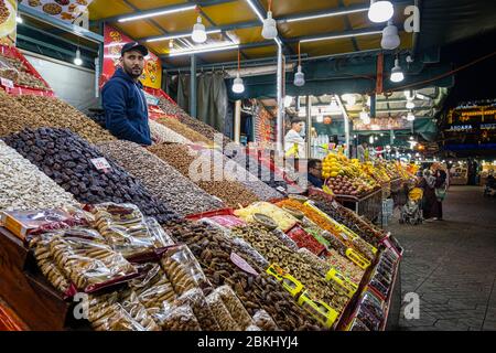 Marocco, Marrakech-Safi, Marrakech, città imperiale, medina (Patrimonio dell'Umanità dell'UNESCO), piazza Jemaa El-Fna, vendita di frutta secca Foto Stock