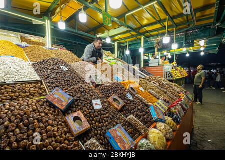 Marocco, Marrakech-Safi, Marrakech, città imperiale, medina (Patrimonio dell'Umanità dell'UNESCO), piazza Jemaa El-Fna, vendita di frutta secca Foto Stock