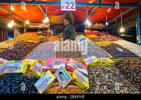 Marocco, Marrakech-Safi, Marrakech, città imperiale, medina (Patrimonio dell'Umanità dell'UNESCO), piazza Jemaa El-Fna, vendita di frutta secca Foto Stock