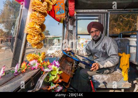 India, Stato del Punjab, Atari, autista Sikh, autobus diretto per il posto di confine di Wagah, confine con Indo-Pakistan Foto Stock