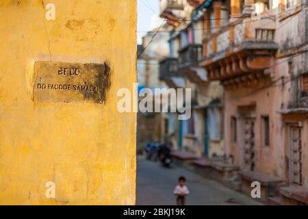 India, territorio di Daman e di Diu, distretto di Diu, nome della via scritto in portoghese nella città vecchia di Diu Foto Stock