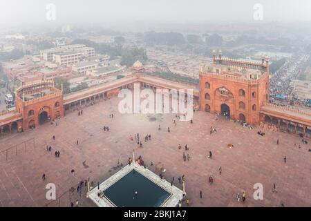 India, capitale nazionale del territorio di Delhi, Old Delhi, Jama Masjid Moschea costruita da Mughal imperatore Shah Jahan nel 1656, vista elevata sulla spianata, il bacino e la città da un minareto Foto Stock