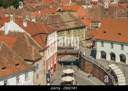 Romania, Sibiu judet, Transilvania, Carpazi, Sibiu, la città vecchia, caffè terrazza Foto Stock