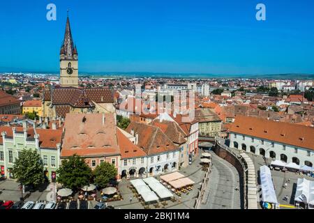 Romania, Sibiu judet, Transilvania, Carpazi, Sibiu, la città vecchia, vista della Cattedrale evangelica e il piccolo luogo dalla Torre del Concilio Foto Stock