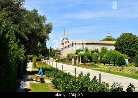 Francia, Alpes Maritimes, Nizza, Cimiez Hill District, parco del Monastero di Cimiez e la Chiesa di nostra Signora dell'Assunzione Foto Stock