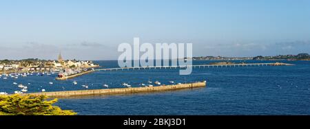 Francia, Finistere, Iroise Sea, Roscoff con la torre dell'orologio (1701) di Notre-Dame de Croaz Batz chiesa e imbarco porta per l'isola di Batz Foto Stock