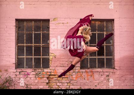 Ballerina ragazza balletto saltano per strada Foto Stock