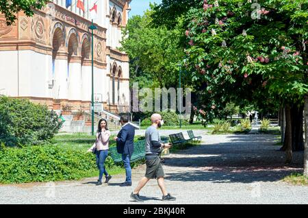 Milano, ITALIA. 4 maggio 2020. (INT) Covid-19:movimento durante la fase 2. 4 maggio 2020, Milano, Italia:movimento di persone a Milano, Italia, il primo giorno di allentamento di misure restrittive imposte ai residenti come misura per combattere la pandemia del coronavirus (covid-19) . L'Italia ha riferito domenica 03 che il numero di morti per coronavirus nelle ultime 24 ore ha raggiunto 174, il più basso saldo dall'inizio del confinamento.Credit: Josi Donelli/Thenews2 Credit: Josi Donelli/TheNEWS2/ZUMA Wire/Alamy Live News Foto Stock