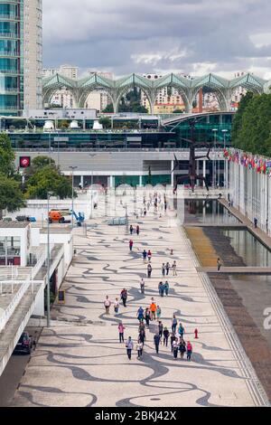 Portogallo, Lisbona, Parque das Nações, il piazzale del padiglione Atlantico (Rossio dos Olivais). Sullo sfondo spicca la statua dell'uomo Sole e sullo sfondo la stazione Oriente Foto Stock