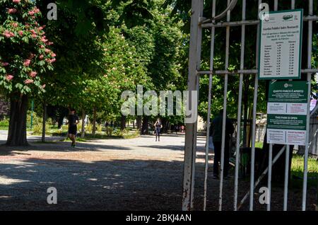 Milano, ITALIA. 4 maggio 2020. (INT) Covid-19:movimento durante la fase 2. 4 maggio 2020, Milano, Italia:movimento di persone a Milano, Italia, il primo giorno di allentamento di misure restrittive imposte ai residenti come misura per combattere la pandemia del coronavirus (covid-19) . L'Italia ha riferito domenica 03 che il numero di morti per coronavirus nelle ultime 24 ore ha raggiunto 174, il più basso saldo dall'inizio del confinamento.Credit: Josi Donelli/Thenews2 Credit: Josi Donelli/TheNEWS2/ZUMA Wire/Alamy Live News Foto Stock