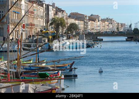 Francia, Herault, Sete, Quay Louis Pasteur, barche tradizionali colorate Foto Stock