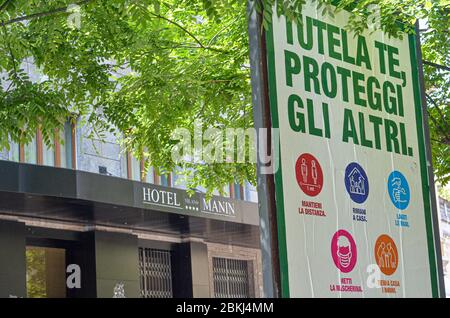 Milano, ITALIA. 4 maggio 2020. (INT) Covid-19:movimento durante la fase 2. 4 maggio 2020, Milano, Italia:movimento di persone a Milano, Italia, il primo giorno di allentamento di misure restrittive imposte ai residenti come misura per combattere la pandemia del coronavirus (covid-19) . L'Italia ha riferito domenica 03 che il numero di morti per coronavirus nelle ultime 24 ore ha raggiunto 174, il più basso saldo dall'inizio del confinamento.Credit: Josi Donelli/Thenews2 Credit: Josi Donelli/TheNEWS2/ZUMA Wire/Alamy Live News Foto Stock