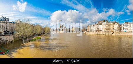 Francia, Parigi, zona dichiarata Patrimonio Mondiale dall'UNESCO, Cattedrale di Notre-Dame de Paris durante le inondazioni del marzo 2020 Foto Stock