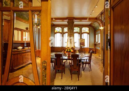 Francia, Meurthe et Moselle, Nancy, Villa Majorelle anche chiamato Villa Jika dall'architetto Henri Sauvage in stile Art Nouveau Ecole de Nancy (scuola di Nancy), la sala da pranzo, camino di Alexandre Bigot Foto Stock